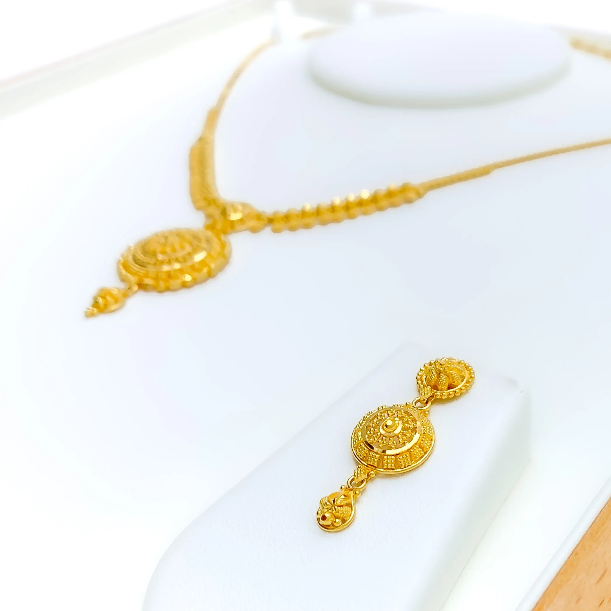 Artistic Impeccable 22k Gold Necklace Set