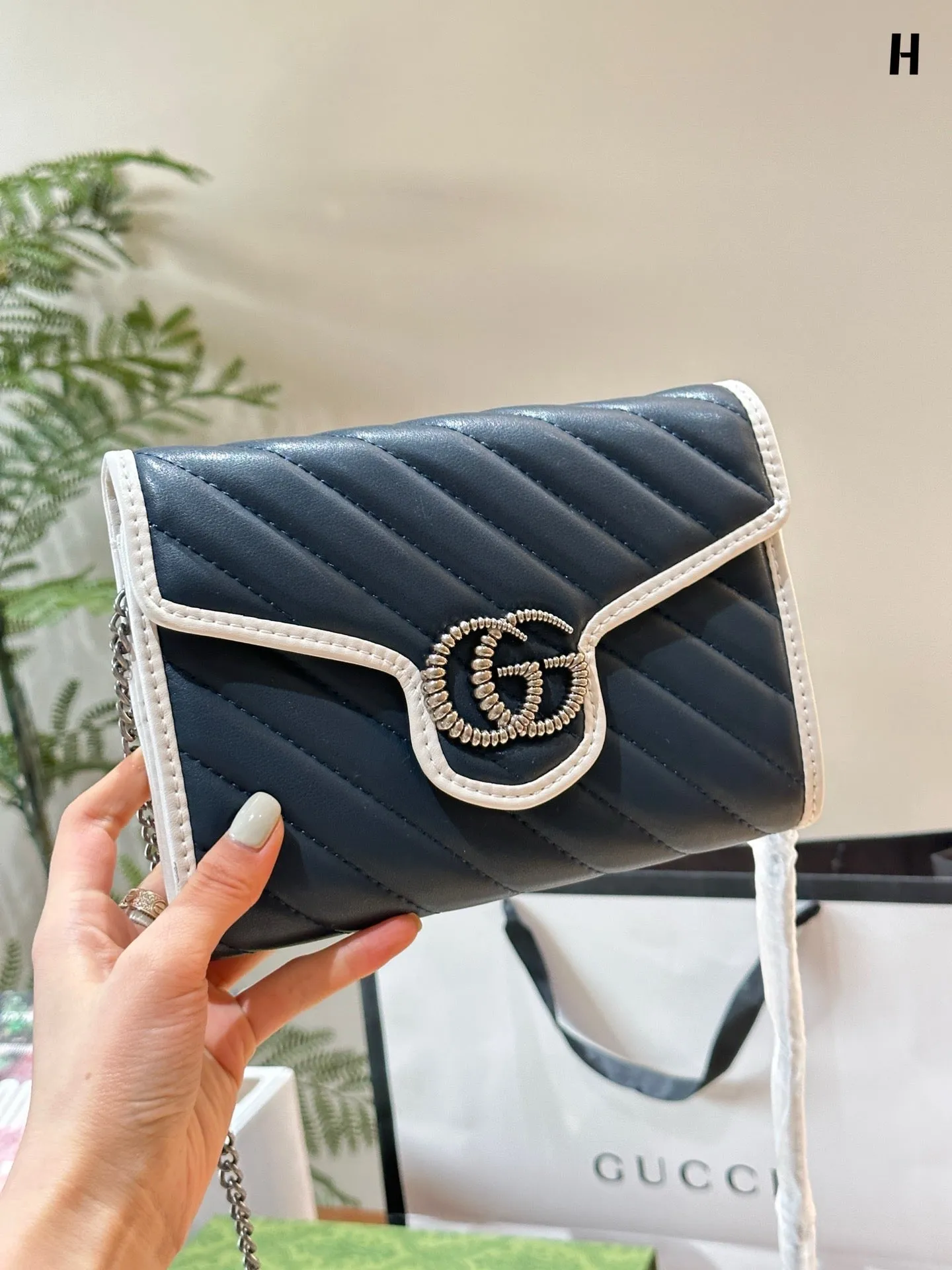 GC631 GG Marmont Mini Bag / 8"W x 5"H x 2.5"D