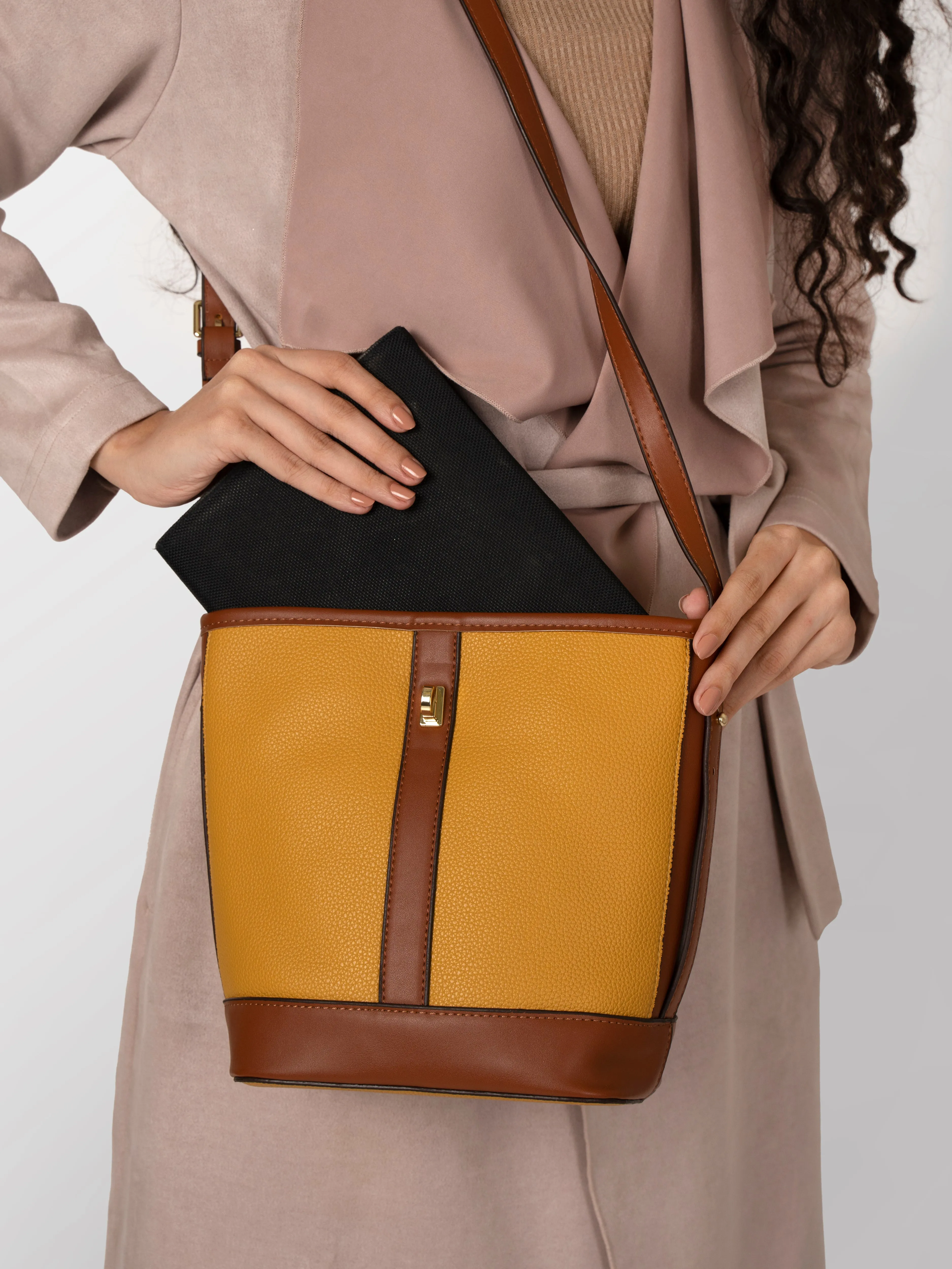 Sandal brown Women textured shoulder bag